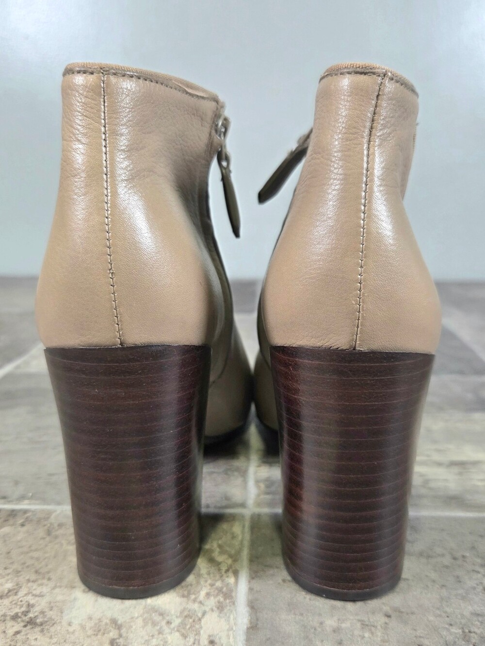 TORY BURCH BOWIE FANGO LEATHER ANKLE BLOCK HEEL BOOTIES. - Picture 5 of 9